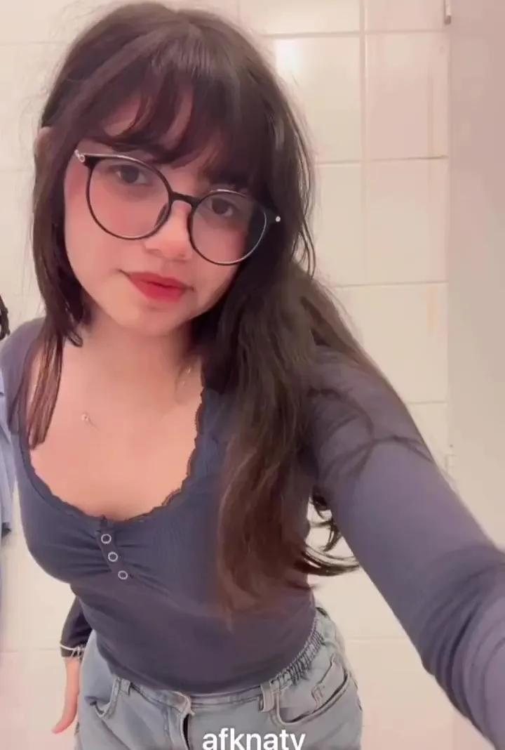 Afknaty erome pelada mostrando os peitinhos lindos em vídeo exclusivo 1