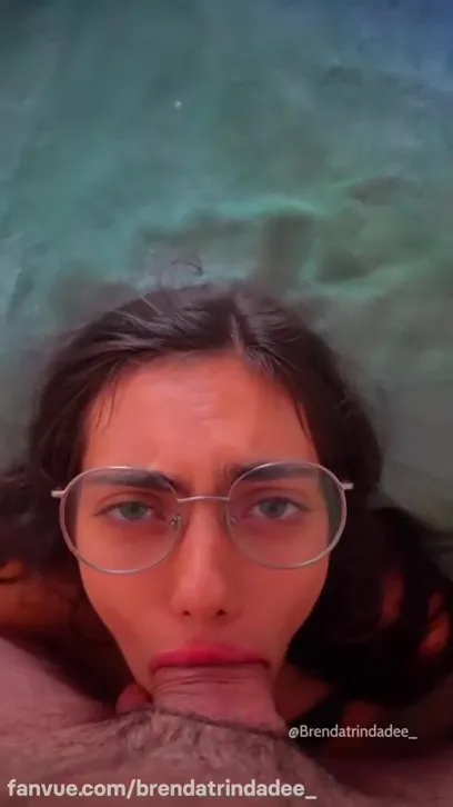 Brenda Trindade pelada mamando levando gozada na cara 3