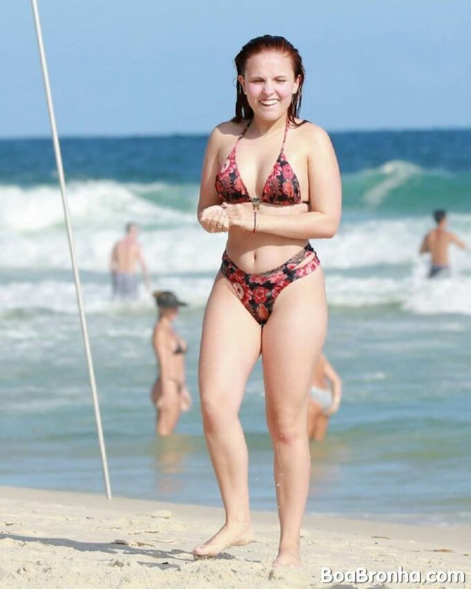 Larissa Manoela nua na praia