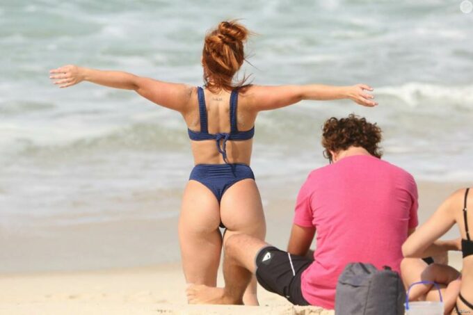Larissa Manoela nua na praia