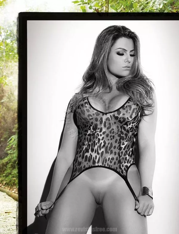 Ex-BBB Monique Amin Nua na Revista Sexy