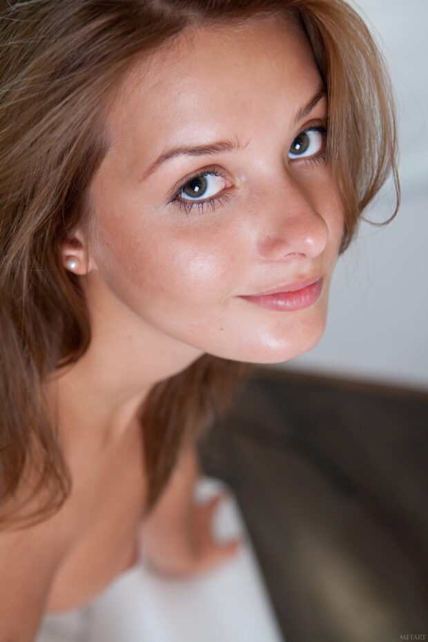 Gata loira novinha nua exibindo a buceta gostosa em fotos