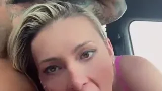 Andressa Urach nua fazendo boquete guloso no carro