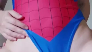 Theo Neko transando vestida de mulher aranha