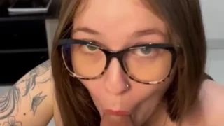 Larissa Schmidt nua chupando e fazendo garganta profunda